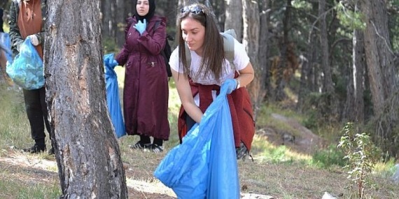 S.Ü. Fen Fakültesi Çekirgeler Tabiat ve Kültür Bilimi Topluluğundan Örnek Davranış