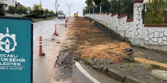 17 Ağustos Bulvarında kaldırım yenileme ve otopark yapılıyor