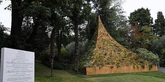 Agnes Denes’in Yaşayan Pramit Eseri Sakıp Sabancı Müzesi Bahçesinde Yaşam Döngüsüne Başladı