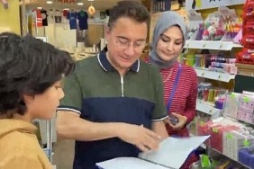 ali-babacan-ve-oglu-kirtasiye-alisverisinde.jpg