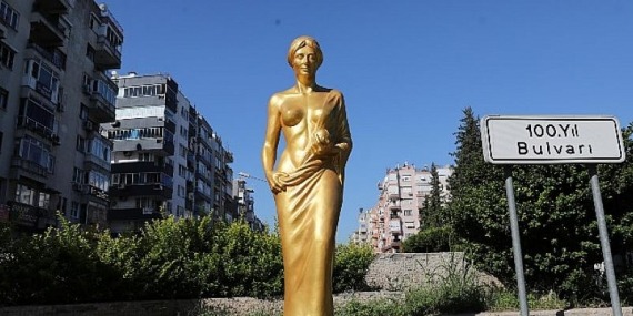 Altın Portakal’ın habercisi  Venüs heykelleri caddelerde