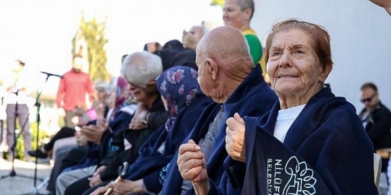 Alzheimer hastaları şarkı performansıyla alkış aldı