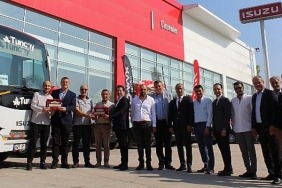 anadolu-isuzu-kocaeli-yetkili-saticisifnc-otomotivden-tuncay-seyahate-75-adet-isuzu-d-max-pick-up-ve-novo-lux-midibus-teslimati.jpg
