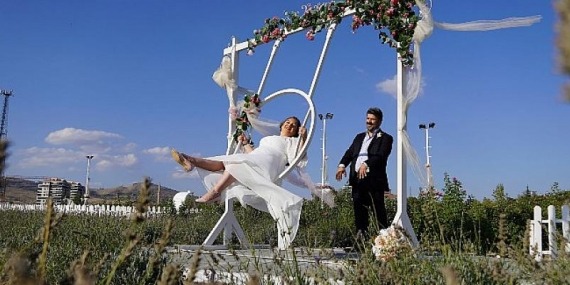 Anı ölümsüzleştirmek isteyen çekim platosuna koşuyor