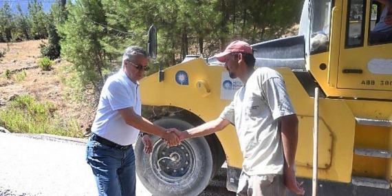 Antalya Büyükşehir Belediyesi ile Kemer Belediyesi iş birliğince Ovacık Mahallesinde asfalt çalışması yapıyor