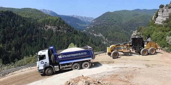 Antalya Büyükşehir’den Altınkaya Mahallesinde asfalt çalışması