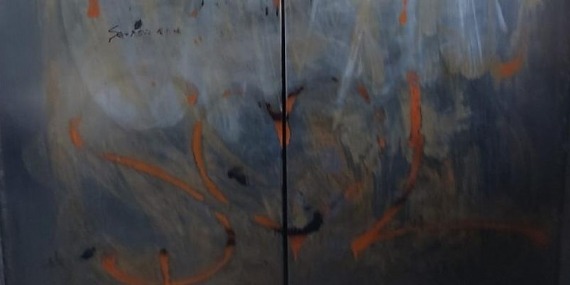 Asansörü boyayıp kapısını tekmeleyerek, zarar verdiler