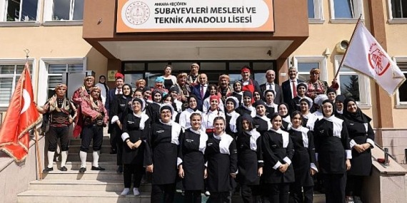 Aşçı Kıyafetleriyle Devir Teslim