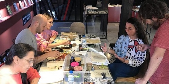 Atölyede ürettikleri kağıt ve mürekkeple Haiku yazdılar