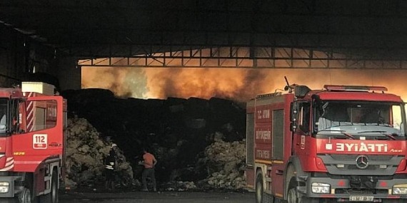 Aydın Büyükşehir Belediyesi İtfaiyesi’nden fabrika yangınına hızlı müdahale