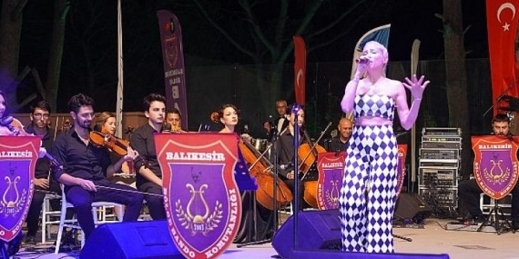 Ayvalık’ta Kurtuluşun 100. Yılı Coşkusu Dev Orkestrayla Yaşandı