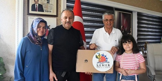 Başkan Topaloğlu’ndan Hacettepe Tarih Öğrencisine Bilgisayar Hediyesi