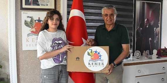 Başkan Topaloğlu’ndan öğrencilere bilgisayar ve telefon hediyesi