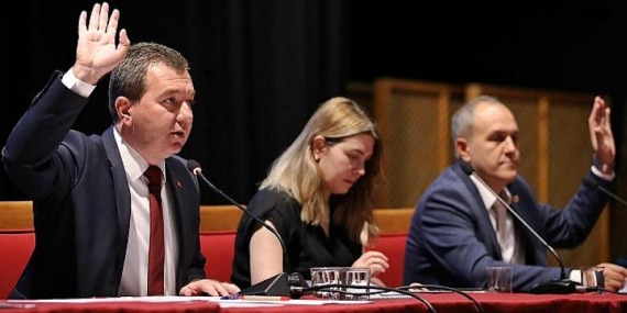 Bergama Belediye Meclis Toplantısı’nda Başkan Koştu Müjdeyi Açıkladı