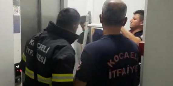 Bir saatlik asansör kabusuna itfaiye son verdi