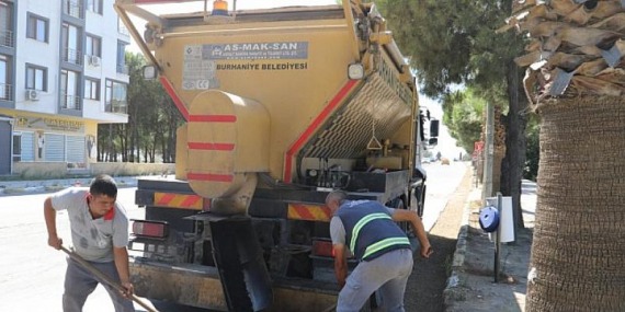 Burhaniye’de Yollar Aralıksız Yenileniyor