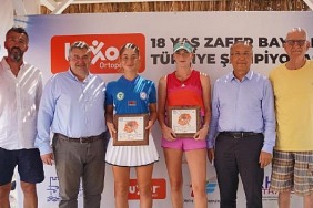 cesme-tenis-turnuvasinda-oduller-sahiplerini-buldu.jpg