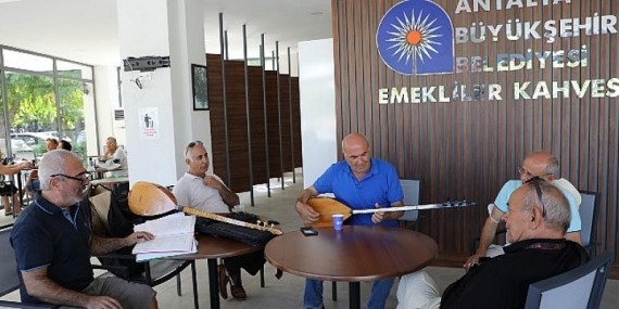 Düden Parkı Emekliler Kahvesi’nde ikinci baharlarını yaşıyorlar