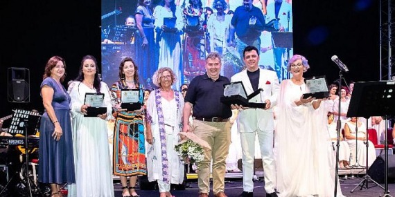 Emel Sayın Şarkıları AÇEV’e Destek Oldu