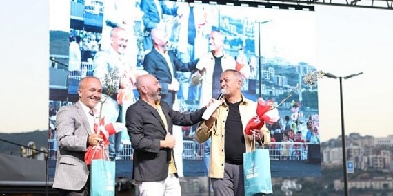 Gazeteciler Yavuz Oğhan ve Akif Beki Gemlik Zeytini Festivali’nde okurlarıyla buluştu