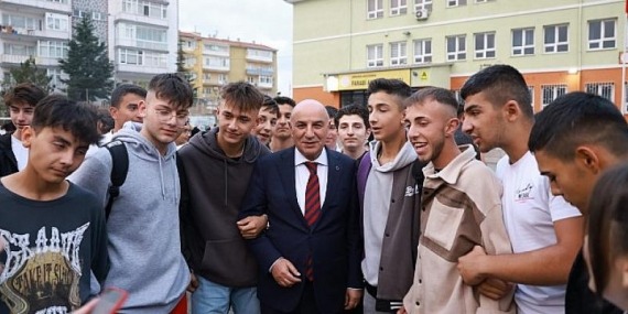 Genç öğrencilerden başkan Altınok’a sevgi gösterisi