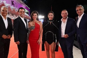 gokce-bahadir-burcu-ozberk-ve-salih-bademci-lexus-ile-79-venedik-uluslararasi-film-festivalinde-kirmizi-halidaydi.jpg