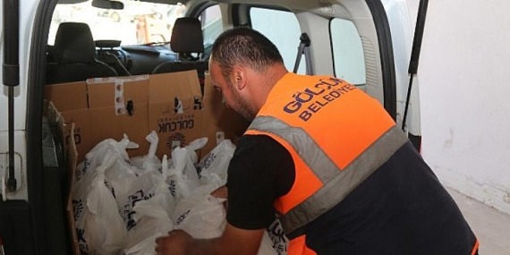 Gölcük belediyesi hasattan elde ettiği 10 ton unu dağıtmaya başladı