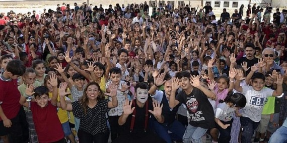 İzmir’de “Pandomim Çocuk Oyunu” Gösterisi Gerçekleştirildi
