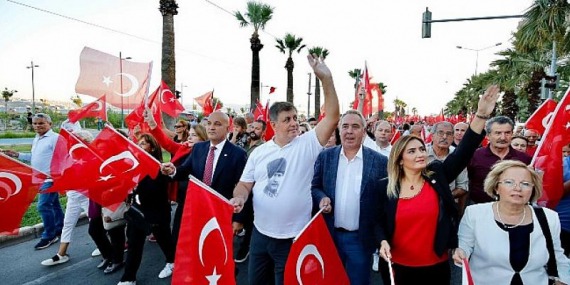 Karşıyaka’da 100. Yıl Onuruna Dev Gösteri: 2022 Zeybek Tek Yürek