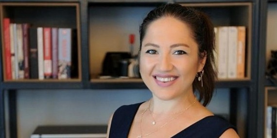 Klinik psikolog Nazende Öksüz Özdemir’in ilk kitabı “Aynaya Bakma Cesareti”