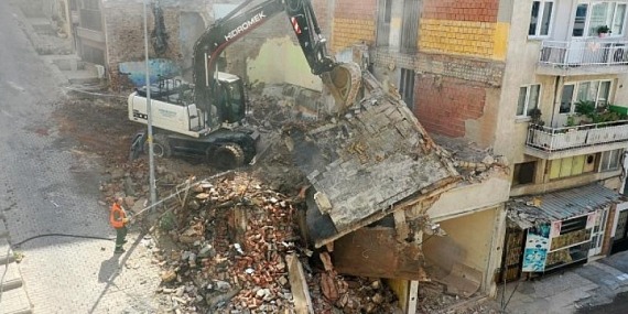 Konak’ta tehlike saçan binanın  yıkımı gerçekleşti