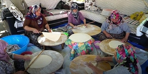 Mustafakemalpaşa’lı kadınlar imece usulü kışlık hazırlıklarına başladı