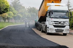 nevsehir-belediyesi-tarafindan-altyapisi-yenilenen-cevdet-bey-sokakta-sicak-asfalt-serimi-yapiliyor.jpg