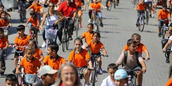 Selçuk’ta öğrenciler okula bisikletle gitti