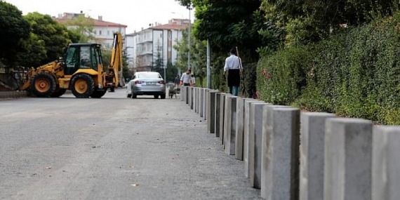 Sıcak asfalt serilen cadde ve sokaklarda yaya kaldırımları yenileniyor