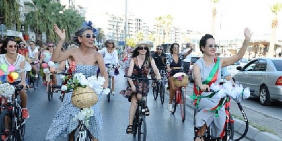Süslü Kadınlar Karşıyaka’da Pedalladı