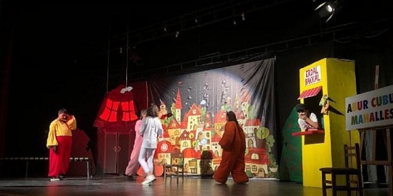 Van Büyükşehir Belediyesi İlkokul Öğrencilerini Tiyatro İle Buluşturuyor