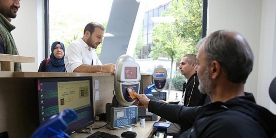 Yeni Seyahat Kartları Ofisinde ilk gün yoğunluğu