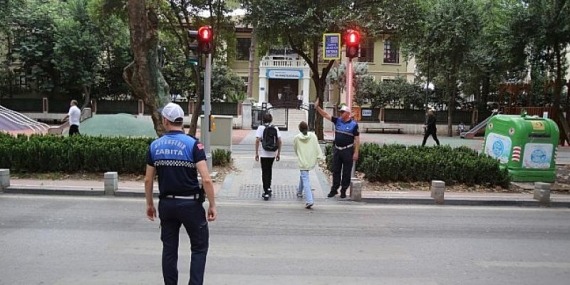 Zabıta okul önlerinde, çocuklar güvende