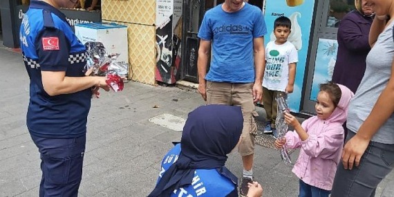 Zabıtadan esnaf ve vatandaşa karanfil