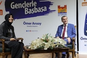 zeytinburnu-belediye-baskani-omer-arisoy-gencleri-dinliyor.jpg