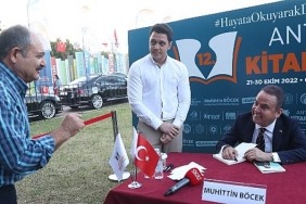 12-antalya-kitap-fuarinda-yerel-yazarlar-okurlariyla-bulusuyor.jpg