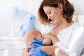 anne-hastayken-bebegini-emzirebilir-mi.jpg