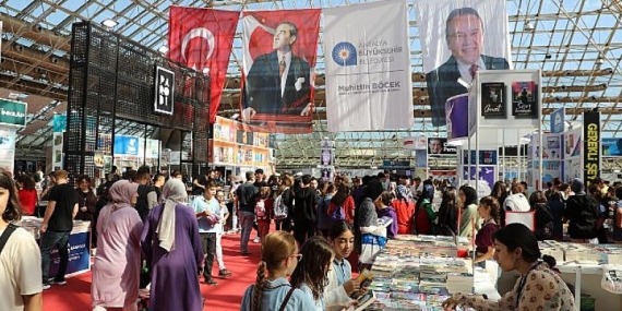 Antalya’da kitap coşkusu sürüyor