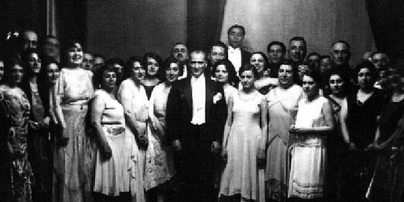 Atamızın Başlattığı Balo Geleneği İlk Günkü Coşkusuyla Yeniden Yaşatılıyor Sanat Cumhuriyetle Güzel