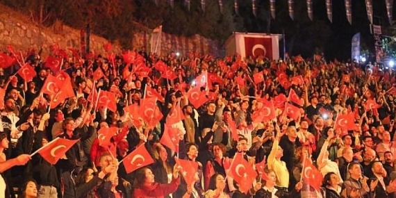 Aydın Büyükşehir Belediyesi’nin Cumhuriyet Bayramı etkinlikleri kapsamında düzenlediği Musa Göçmen Senfoni Orkestrası Konseri Aydınlıları büyüledi