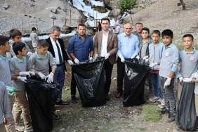 baskan-ozturk-ogrencilerle-bitlikte-cevre-temizligi-yapti.jpg
