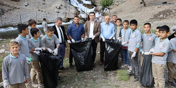 Başkan Öztürk Öğrencilerle Bitlikte Çevre Temizliği Yaptı