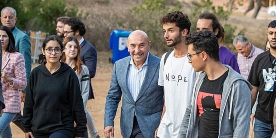 Başkan Soyer Gençler Suyu Konuşuyor temalı gençlik kampını ziyaret etti