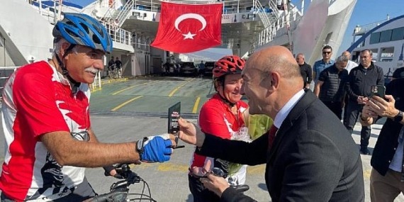 Başkan Soyer’den 350 bininci bisikletli yolcuya sürpriz